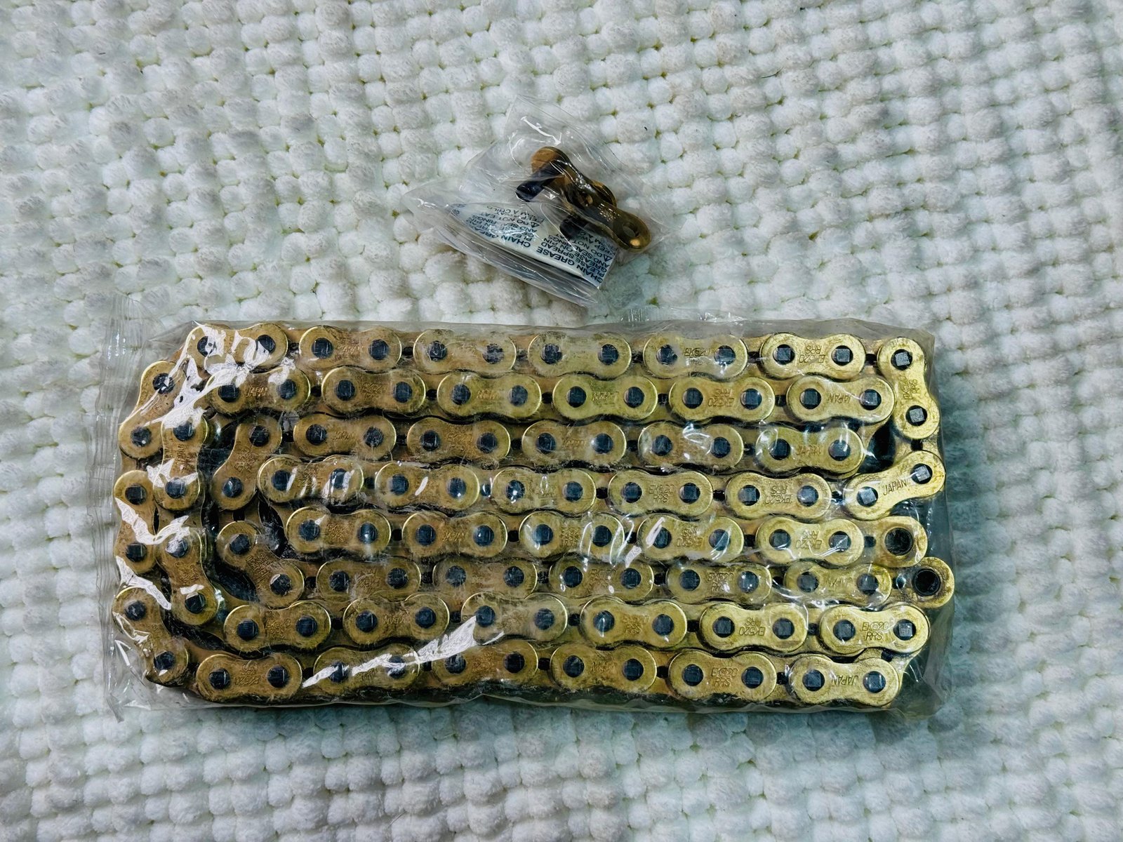 EK 520RRS (108 L) O-Ring Motorcycle Chain Gold Edition angle 4