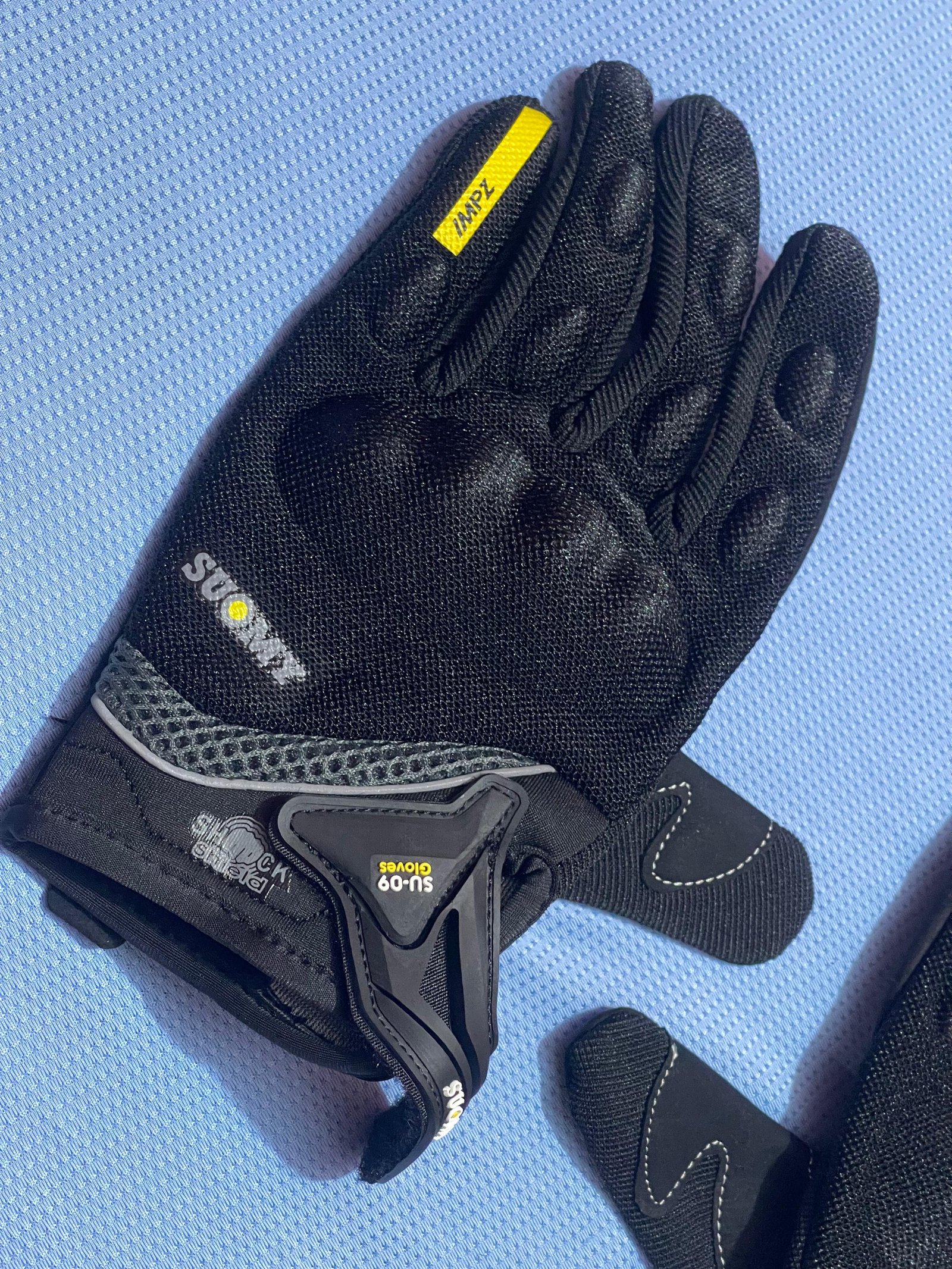 Suomy SU09 Riding Gloves angle 3