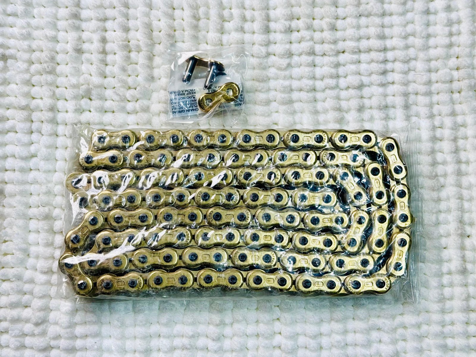 EK 520RV/3D (108 L) Motorcycle Chain 3D Gold Premium Edition angle 2